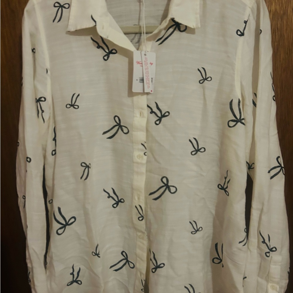 NWT Lucky brand shirt with bow motif b/w, size M